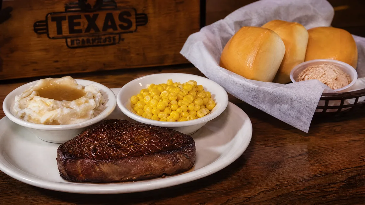 Texas Roadhouse 6oz sirloin steak with sides and rolls